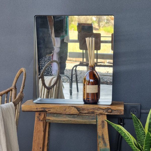 מראה מלבנית עם מסגרת ברזל