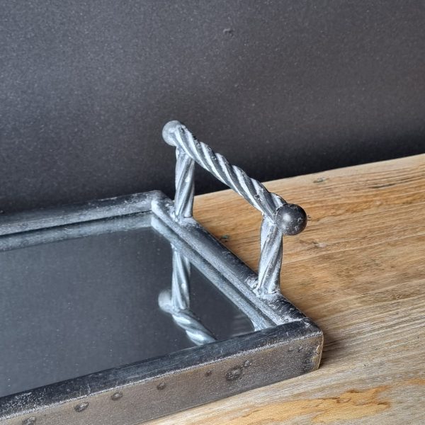 מגשי ברזל עם מראה