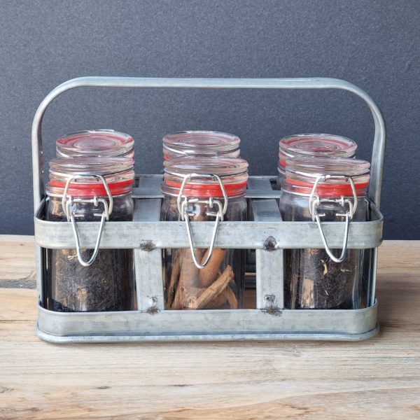 מתקן פח עם צנצנות