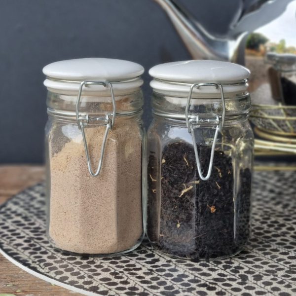 צנצנת עם מכסה קרמיקה