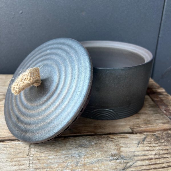 כלי איחסון עם ידית חבל מקרמה