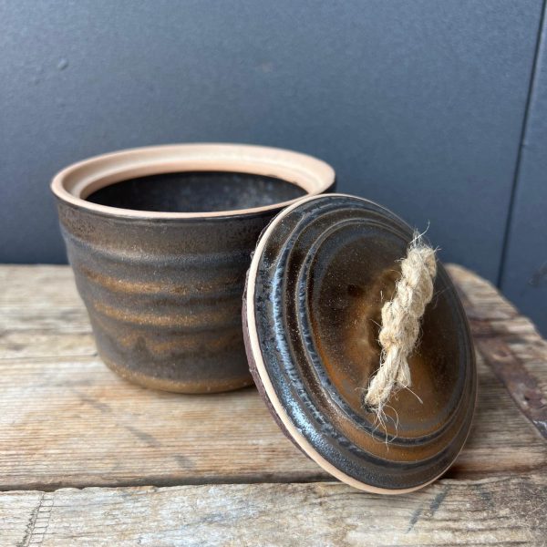 כלי איחסון עם ידית חבל