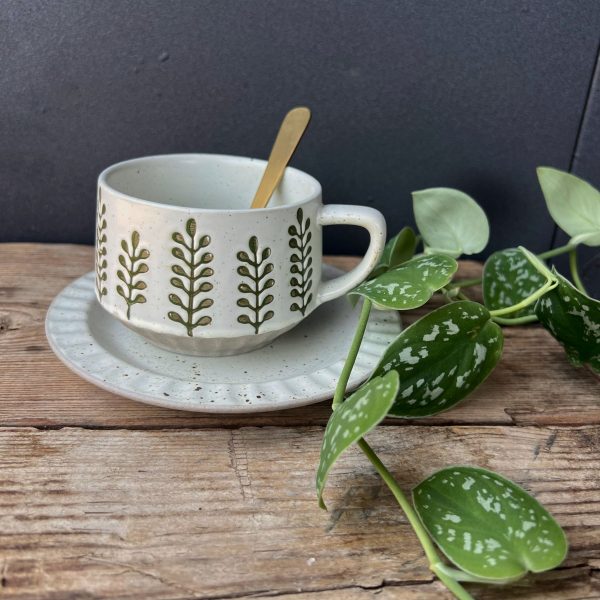 ספל ותחתית בעיטור עלים